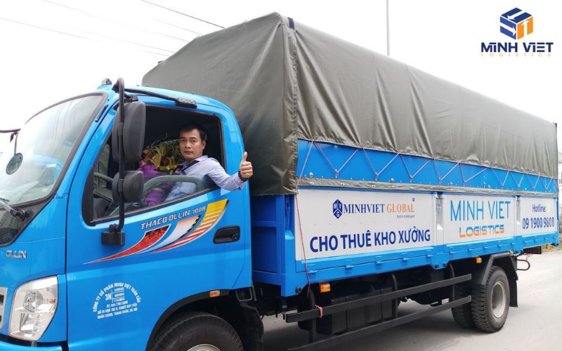 Xe tải chở hàng tại Minh Việt Logistics
